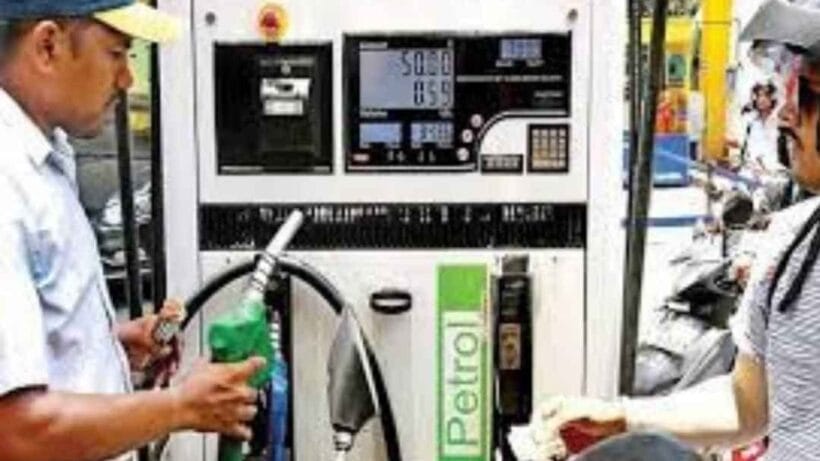 While filling fuel at the petrol pump, don't just look at 0, see this also, if you ignore it, you will become a parrot